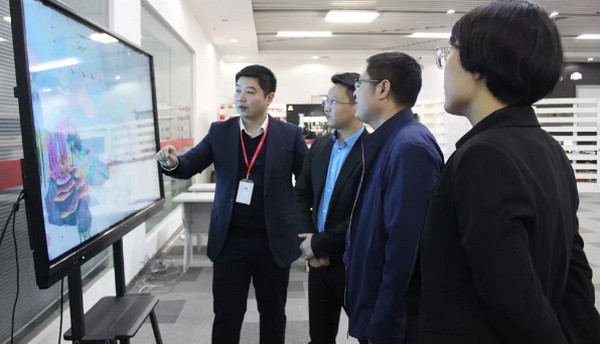 1552008884802589.jpg 配图6 杨院长体验云和数据虚拟现实领域产品和互动类游戏.jpg