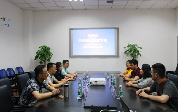 1558506072216613.jpg 配图4 河南轻工职业学院(嵩山路校区)领导莅临云和数据参观考察.jpg